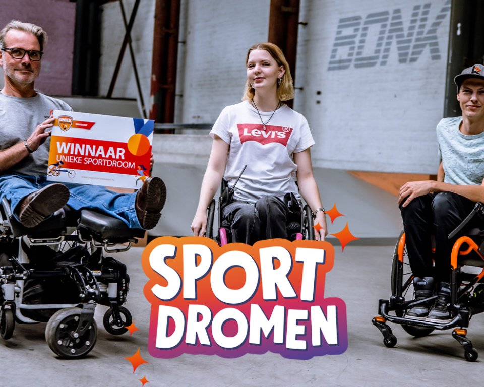 Drie sporters in een rolstoel in een gymzaal