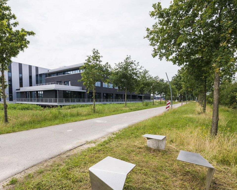 Bedrijfspand in een groene omgeving