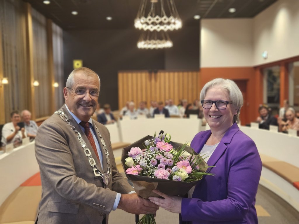 Hanneke van Dongen-Hermans ontvangt bloemen van burgemeester van gemeente BladelMaurits van den Bosch