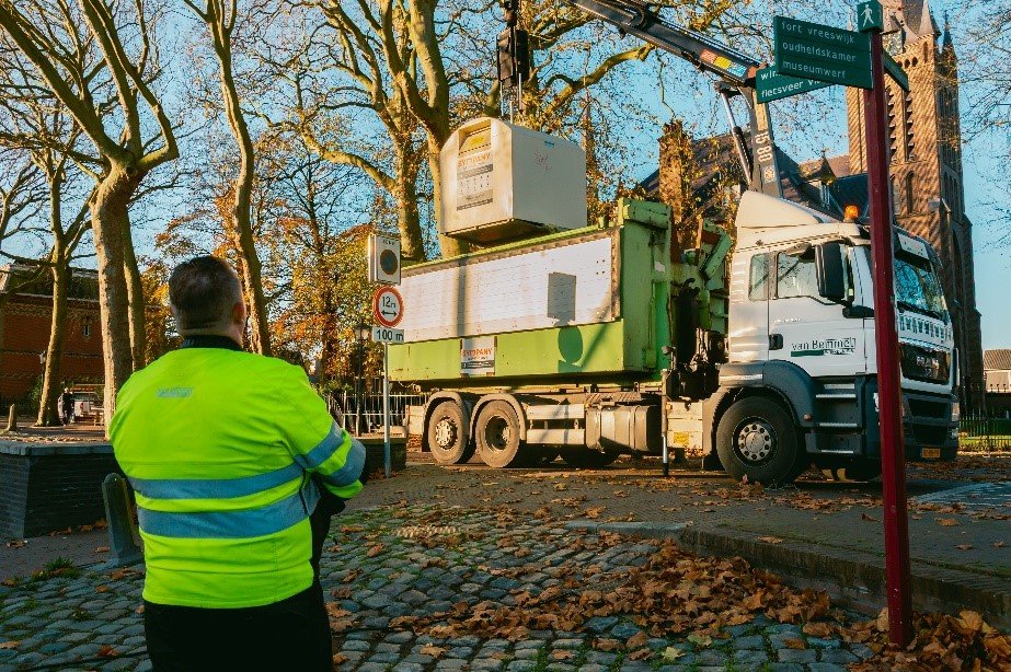 Afval wordt opgehaald door vuilniswagen