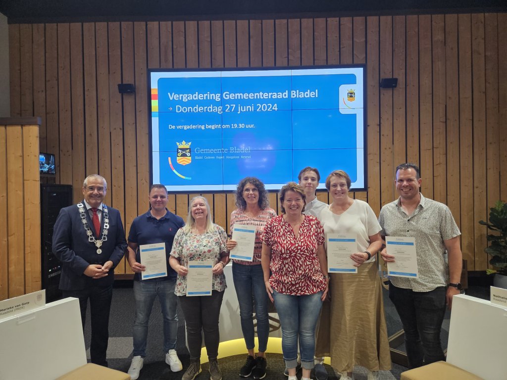 groepsfoto van de cursisten, samen met burgemeester Maurits van den Bosch, die de cursus Politiek Actief hebben gevolgd