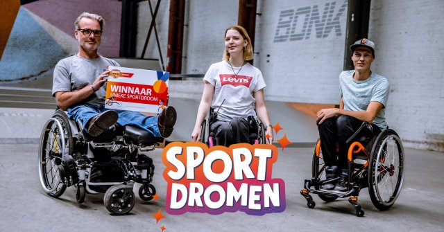 Drie sporters in een rolstoel in een gymzaal