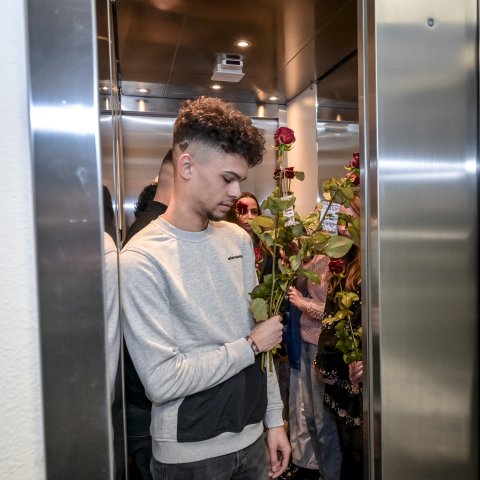 De CJR deelt rozen uit met Valentijnsdag