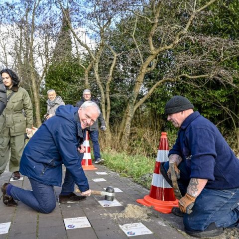 Wethouder Eric Faassen tikt de liefdestegel extra goed op zijn plek