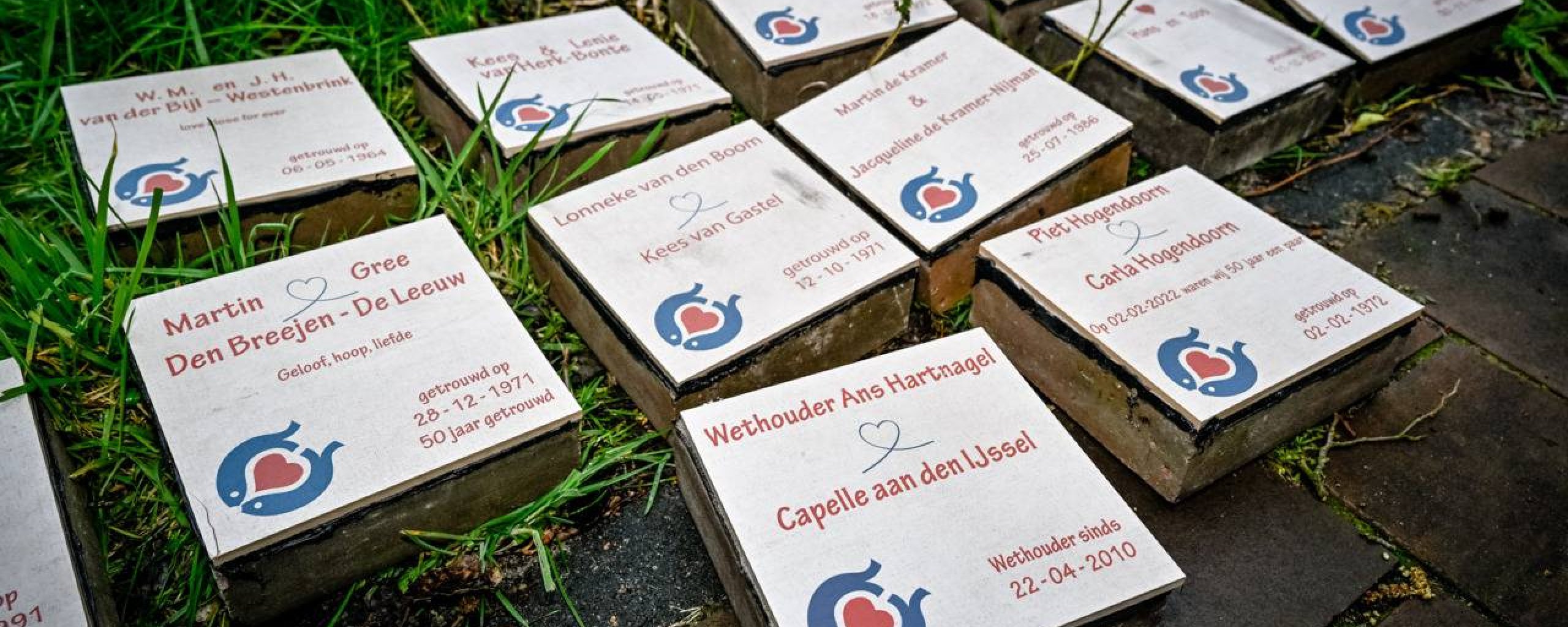 De nieuwe liefdestegels liggen klaar om gelegd te worden 