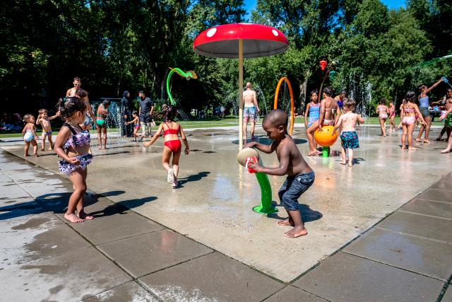 Waterspeeltuin in Rotterdam Oost in de zomer