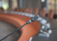 Foto van een van de microfoons in de Capelse raadzaal 