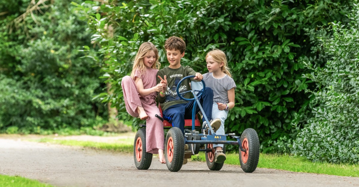 Teaser Zorg in Deurne, 3 kinderen op een skelter.