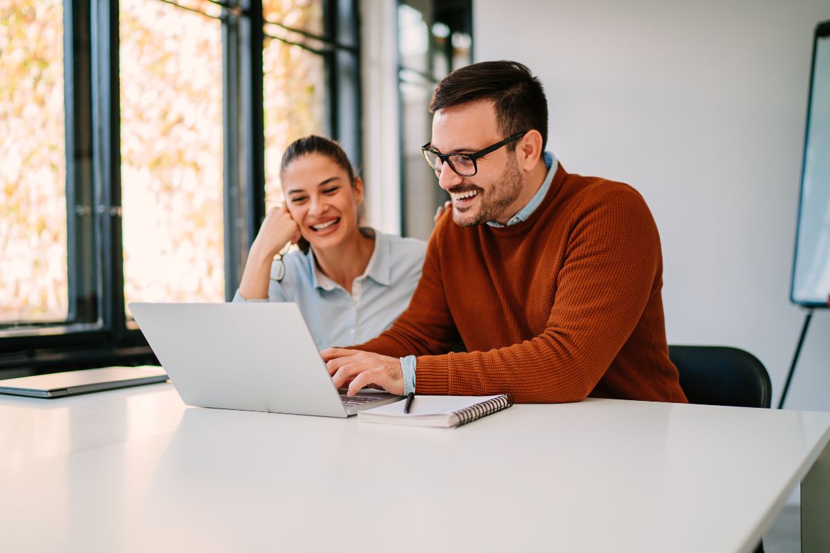 2 personen achter de laptop, slogan 'Grip op je leven: neem de regie!