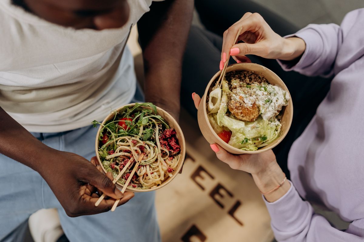 2 personen met een bowl gezond eten, slogan 'Vol kracht: maak gezonde keuzes!'