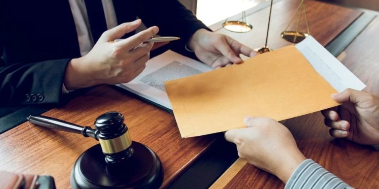 De BSOB krijgt een papieren klacht in een enveloppe overhandigt