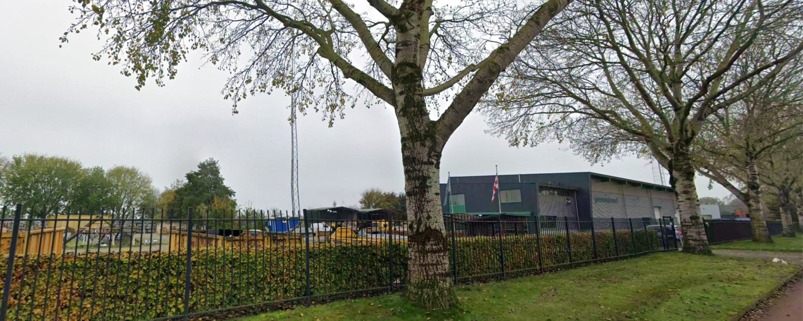 Zij-aanzicht van de gemeentewerf in Deurne
