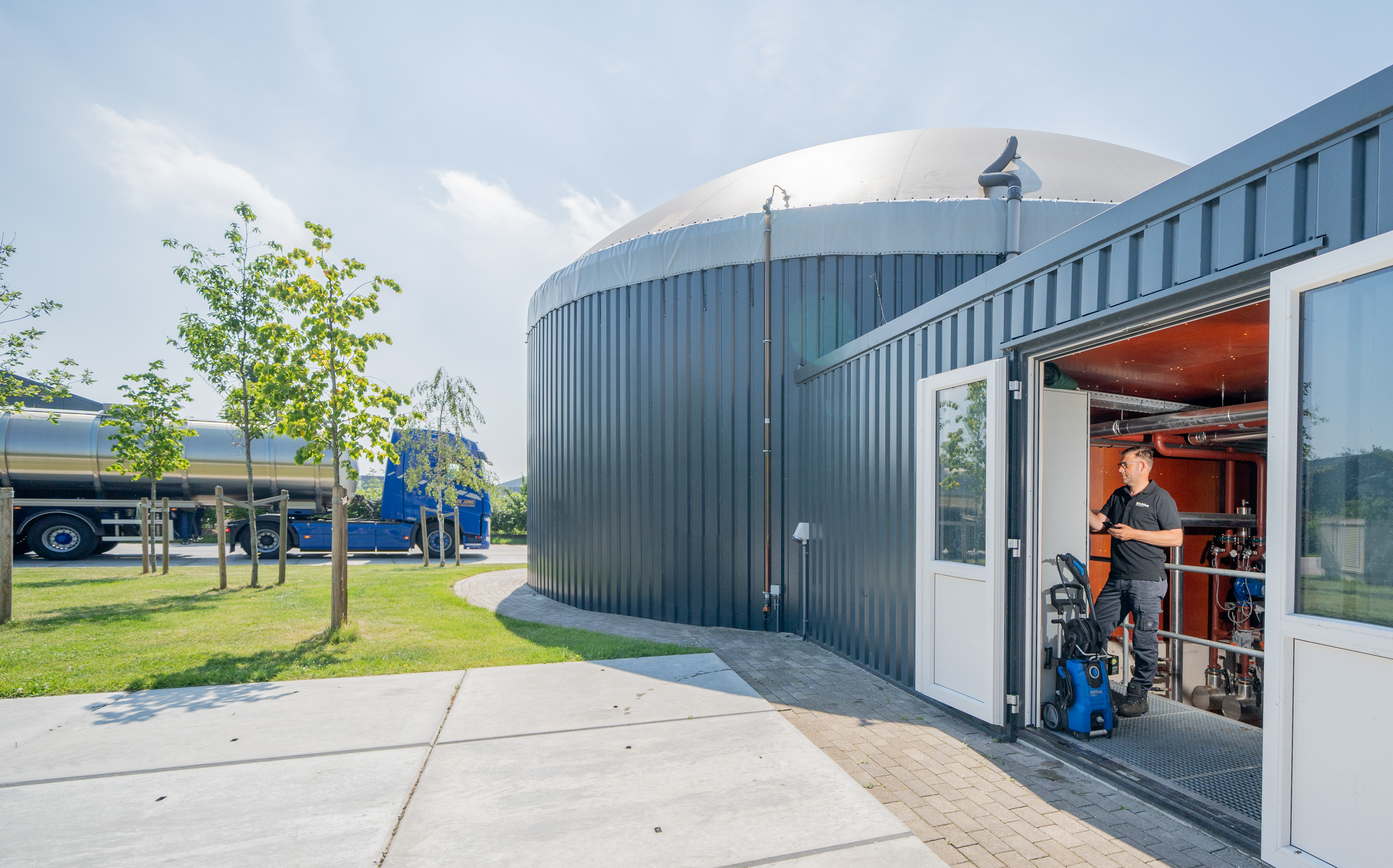 Een man staat te werken in het gebouw van Biovalue.