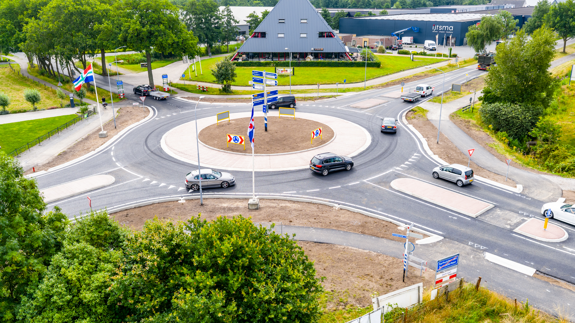Een rotonde waar auto's op rijden.