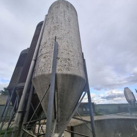 Een silo staat voor twee andere silo's op een stalen frame.