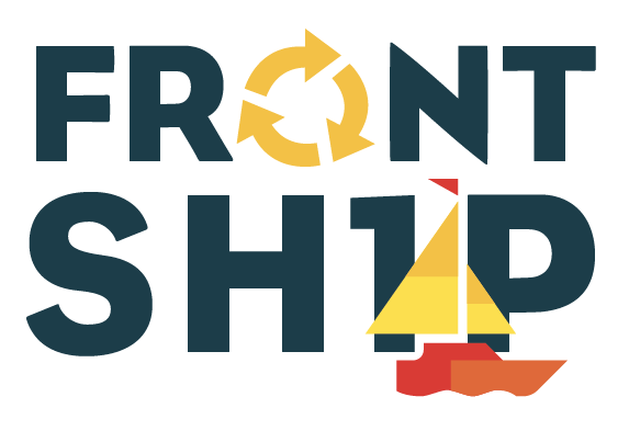 Logo van Front Ship. de o in Front is een circulair teken en tussen de i en de p van Ship is een rood bootje met gele zeilen.