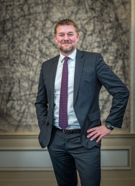 Een portretfoto van de algemeen directeur Jelmer Algra