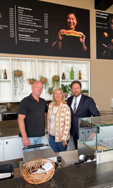 Wethouder Sips met meneer en mevrouw Luteijn