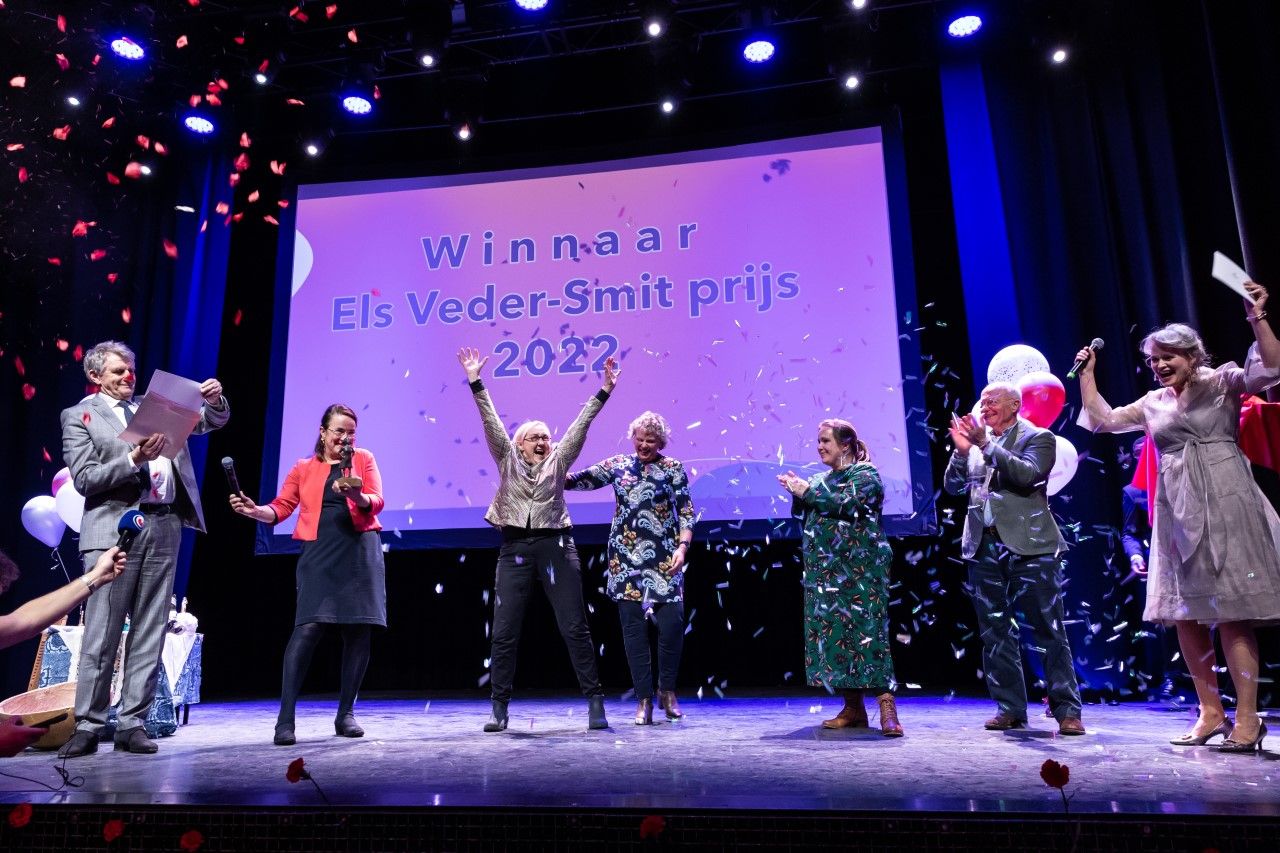 Lutz Jacobi neemt de Els Veder-Smit prijst in ontvangst