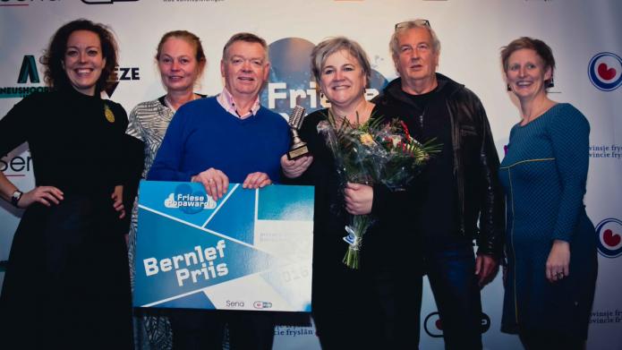 Gedeputeerde Sietske Poepjes reikt de Bernlefprijs 2016 uit aan een groep van 5 mensen
