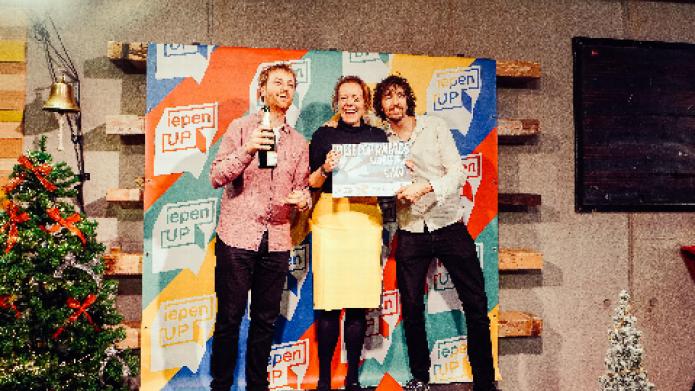 Gedeputeerde Sietske Poepjes reikt de Bernlefprijs 2019 uit aan de band WIEBE bestaande uit twee mannen
