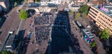 Luchtfoto van het Oldehoofsterkerkhof waar op te zien is hoeveel mensen meedoen aan het Frysk Diktee