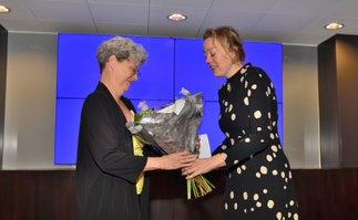 Gedeputeerde Sietske Poepjes overhandigd bloemen aan Louise Cohen, winnares van een eervolle vermelding voor de Up Cycle Collection.