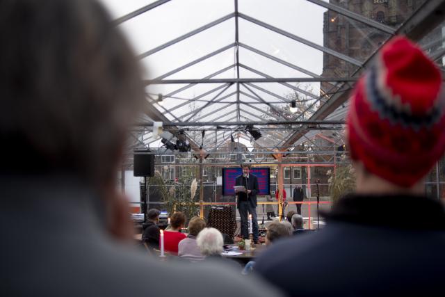 Oud-dichter Eeltsje Hettinga draagt een gedicht voor