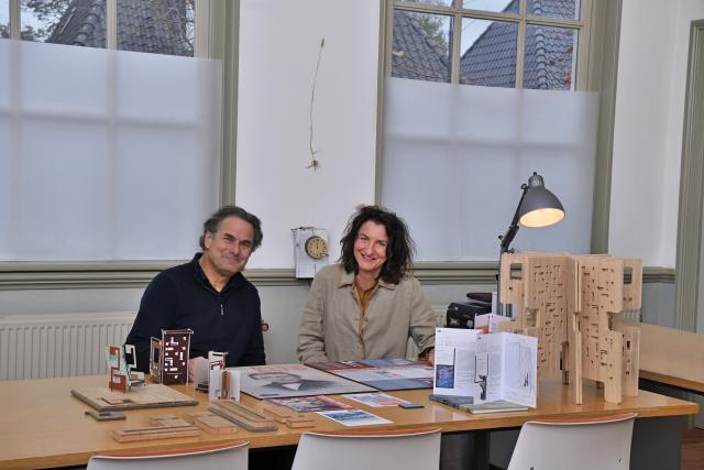 Ernst Bernson en Yvonne Willems zitten samen achter een bureau