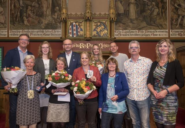 Fotomoment met alle prijswinnaars van Frysk Diktee 2017