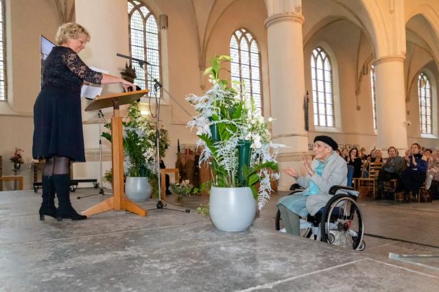 Winnares Aggie van der Meer wordt toegesproken door de voorzitter van de adviescommissie Houkje Rijpstra in de Martinikerk in Bolsward