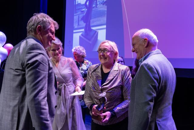 Gedeputeerde Douwe Hoogland reikt de prijs uit aan de winnares Lutz Jacobi