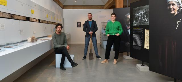 Jos Blomsma, Johan van gent en Babke Dekker staan en zitten in een hal