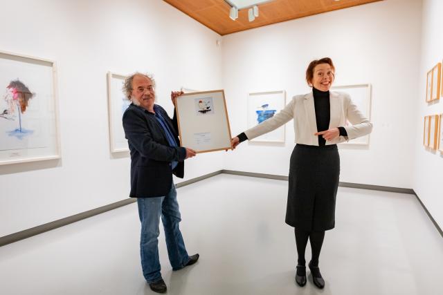 O.C. Hooymeijer krijgt een certificaat uit gereikt door gedeputeerde Sietske Poepjes