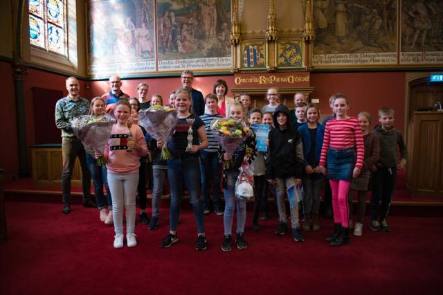 Groepsfoto met alle deelnemers van het Lyts Frysk Diktee in de Statenzaal