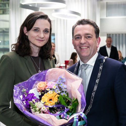 Sarah Brown en raadsvoorzitter Michel Bezuijen