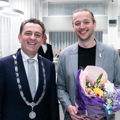 Niels Voogd en raadsvoorzitter Michel Bezuijen