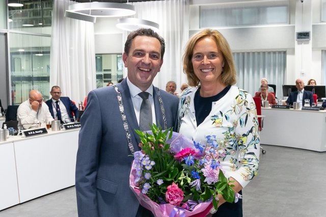 Ingeborg ter Laak met burgemeester Michel Bezuijen