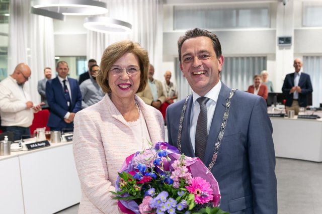 Véronique Frinking met burgemeester Bezuijen