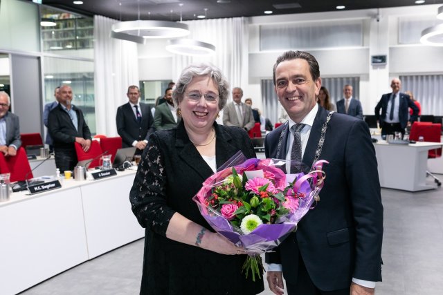 Raadslid Charlotte Hensen en burgemeester Bezuijen