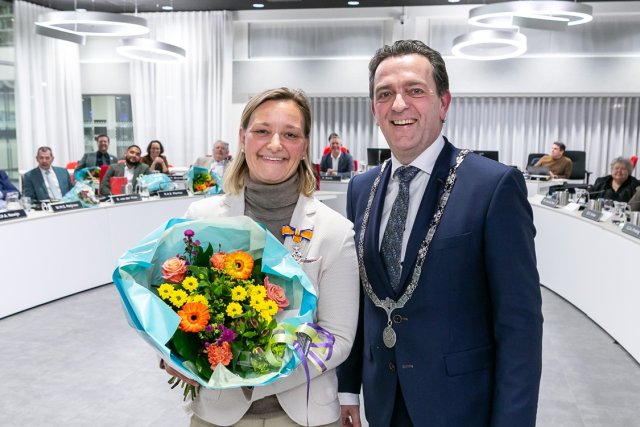 Jamila Bakkers en burgemeester Michel Bezuijen