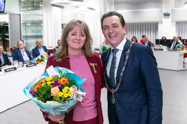 Margot Kraneveldt en burgemeester Michel Bezuijen