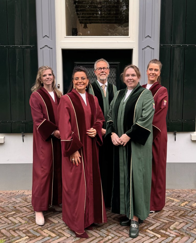 de 5 babsen in toga voor de oude ingang van het gemeentehuis
