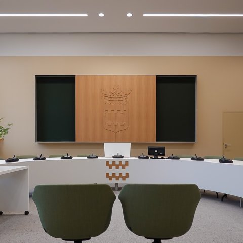 trouwzaal zicht van bruidspaar op ambtenaar