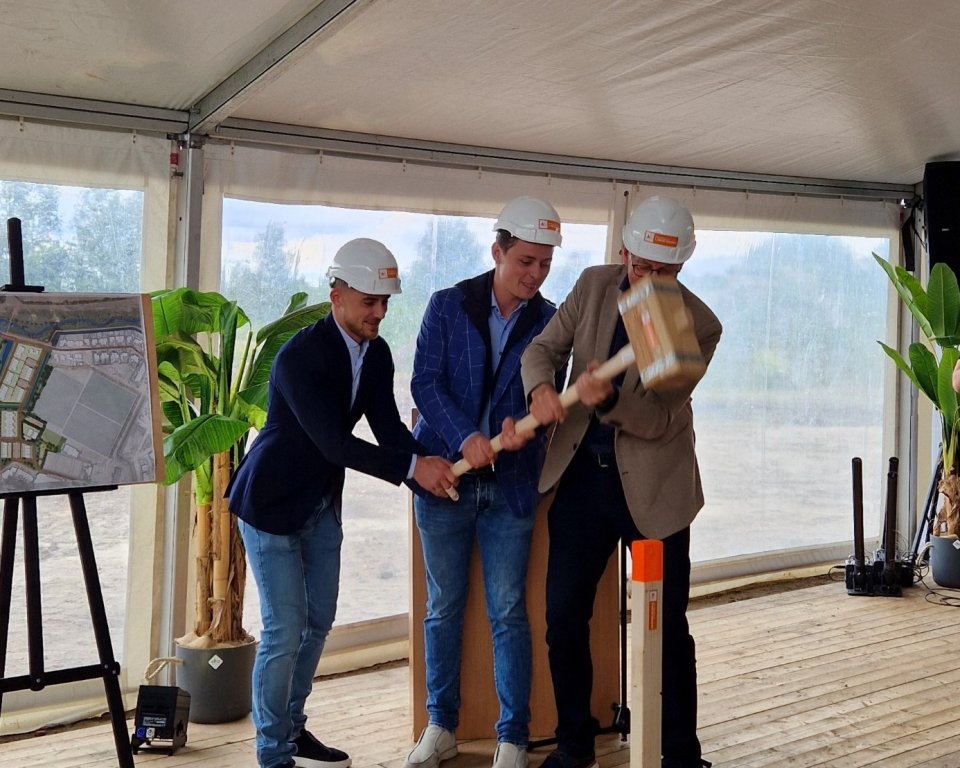 Wethouder slaat eerste paal Beekweide II