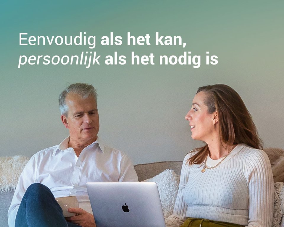 2 mensen achter laptop met logo GBLT en tekst eenvoudig als het kan, persoonlijk als het nodig is