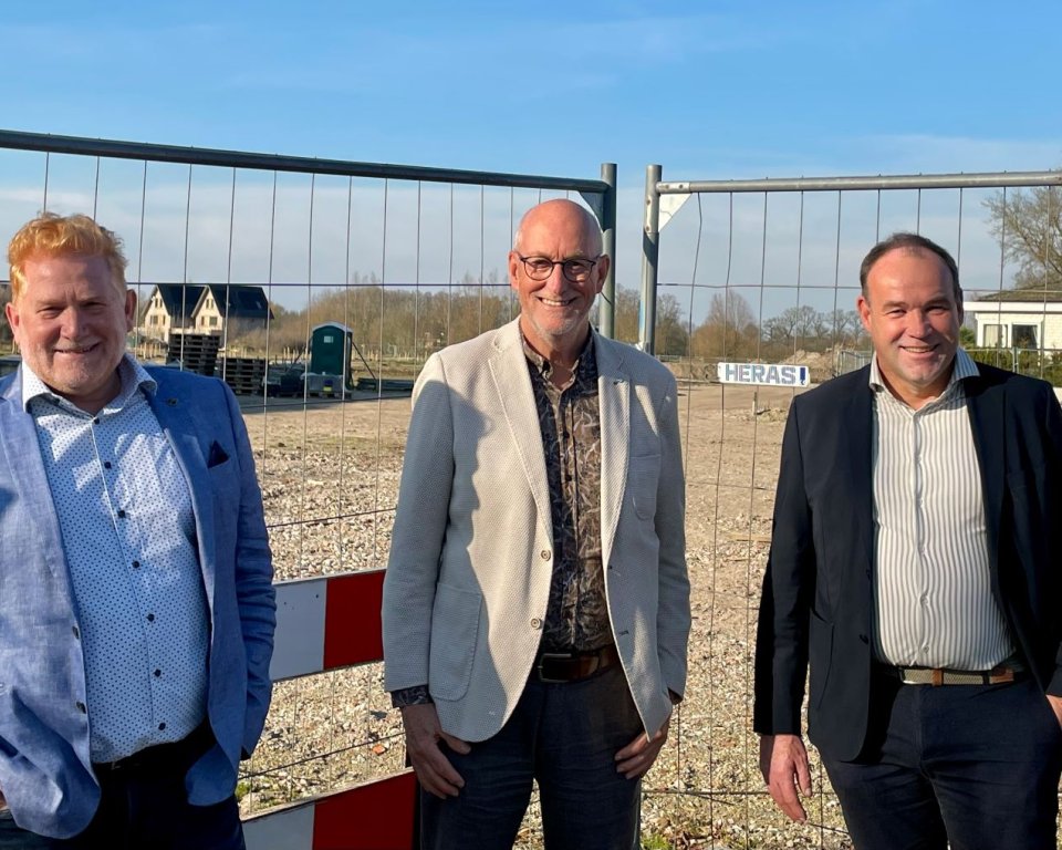 heren Dressel Eskes en Camps op plek waar 26 woningen komen