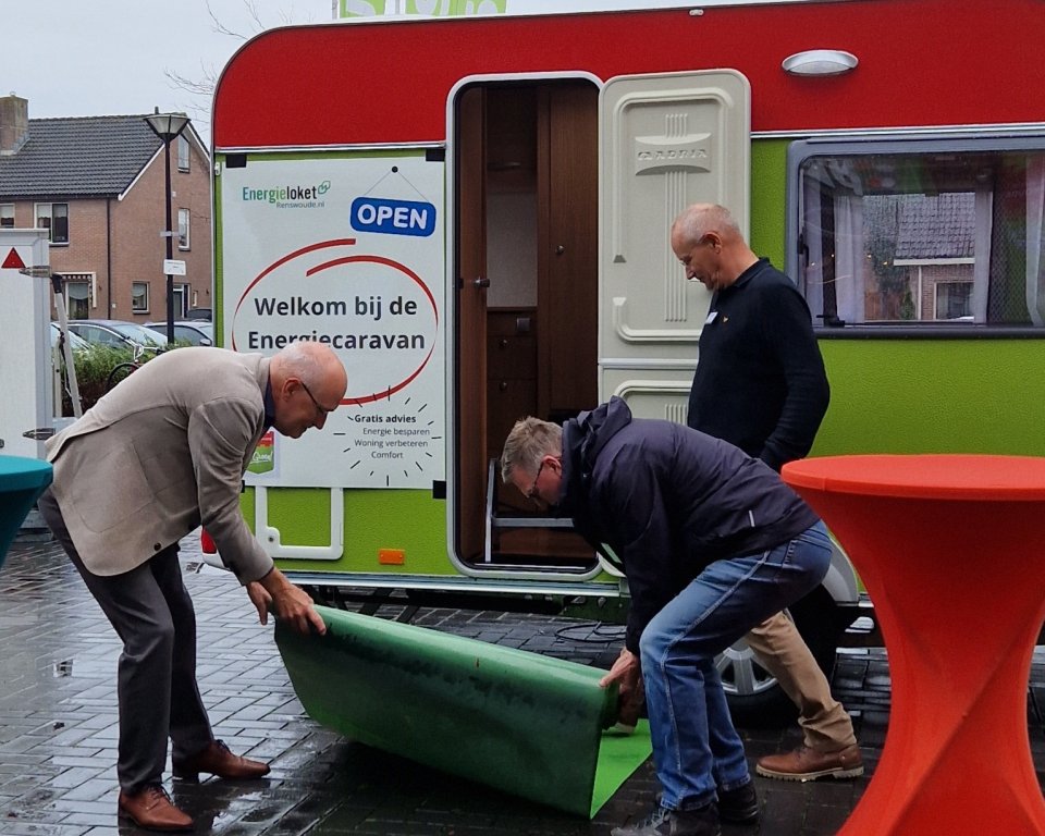 wethouder eskes en klimaatburgemeester rollen de groene loper uit voor de energiecaravan