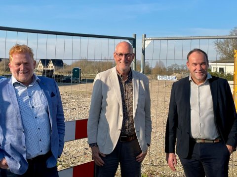 heren Dressel Eskes en Camps op plek waar 26 woningen komen