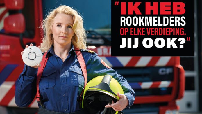 brandweer met rookmelder en tekst: check, koop, plak! Rookmelders.nl